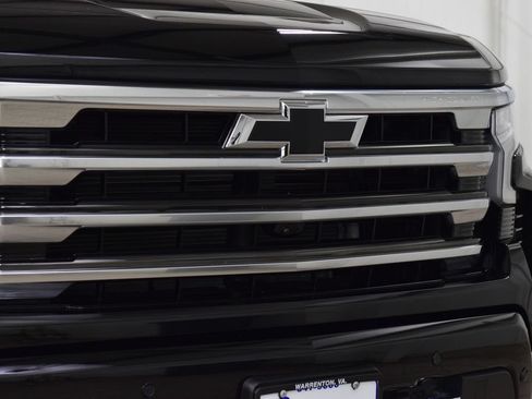 Used 2025 Chevrolet Silverado 1500 High Country w/ High Country Premium Package AWD/4WD image 11