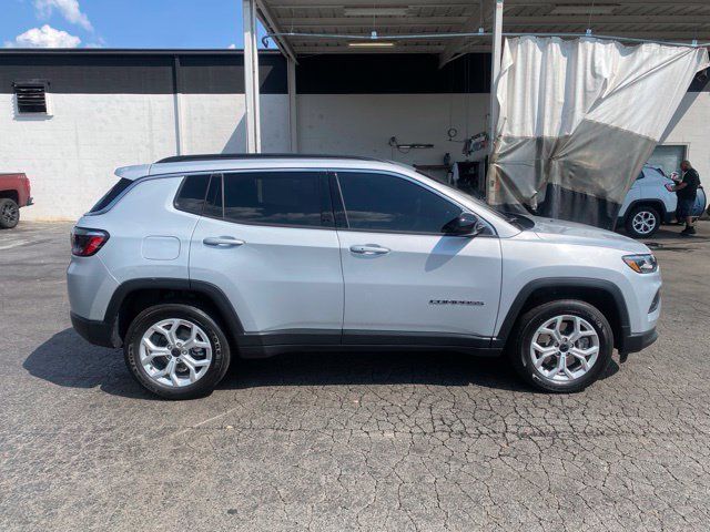 Used 2025 Jeep Compass Latitude AWD/4WD image 4