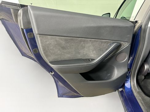 Used 2022 Tesla Model Y Long Range AWD/4WD image 25