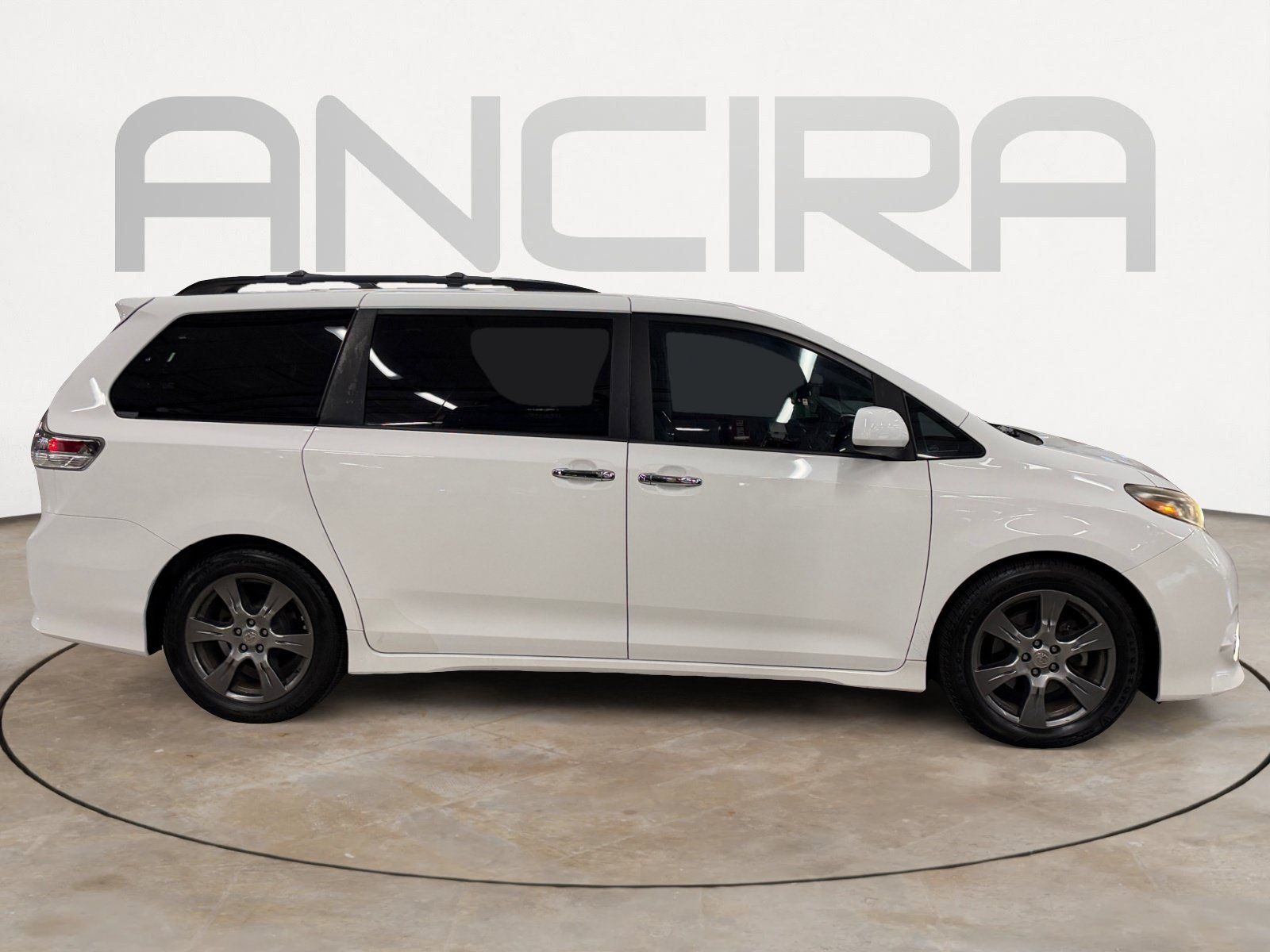 Used 2017 Toyota Sienna SE FWD image 12