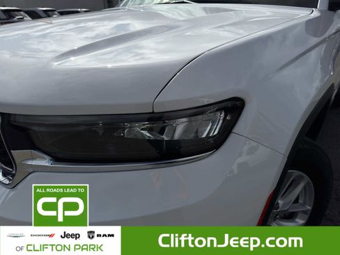 Used 2023 Jeep Grand Cherokee Laredo image 8