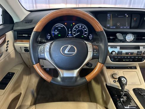 Used 2014 Lexus ES 300h w/ Premium Package w/Bamboo Trim FWD image 16