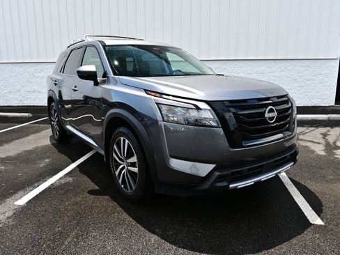 Certified 2025 Nissan Pathfinder Platinum w/ Black Appearance Package AWD/4WD image 2