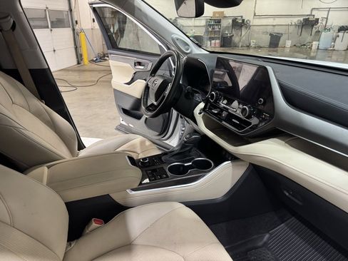 Used 2023 Toyota Highlander L image 32