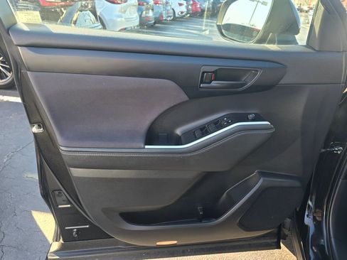 Used 2023 Toyota Highlander LE FWD image 17