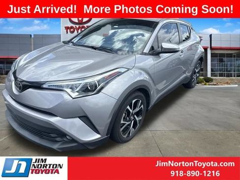 Used 2018 Toyota C-HR XLE FWD image 2