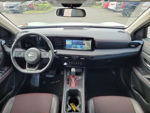 Used 2025 Nissan Kicks SR FWD image 11