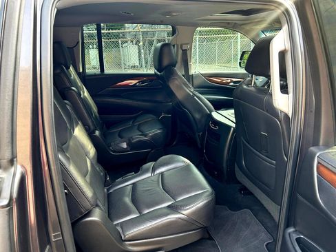 Used 2018 Cadillac Escalade ESV Luxury image 16