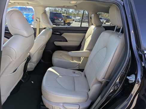 Used 2022 Toyota Highlander XLE FWD image 14