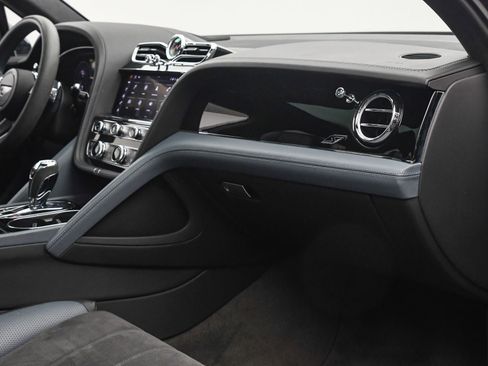 Used 2022 Bentley Bentayga image 21