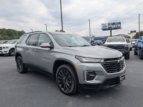 Used 2023 Chevrolet Traverse RS FWD image 3