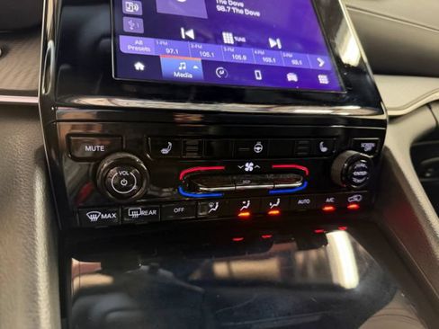 Used 2025 Jeep Grand Cherokee Altitude AWD/4WD image 18