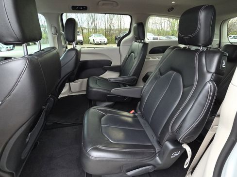 Used 2024 Chrysler Pacifica Touring-L image 27