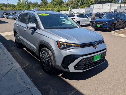 Used 2025 Volkswagen Taos SE FWD image 8
