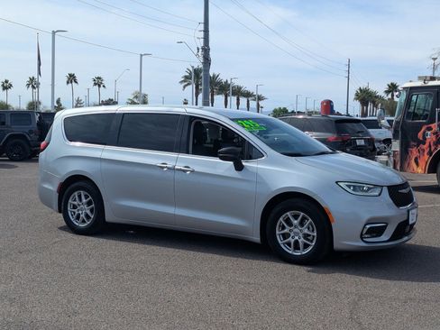 Used 2024 Chrysler Pacifica Touring-L image 31