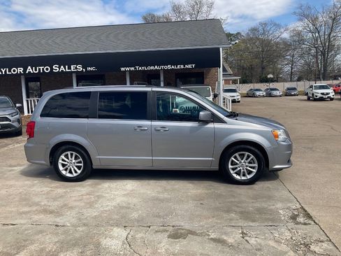 Used 2019 Dodge Grand Caravan SXT image 2