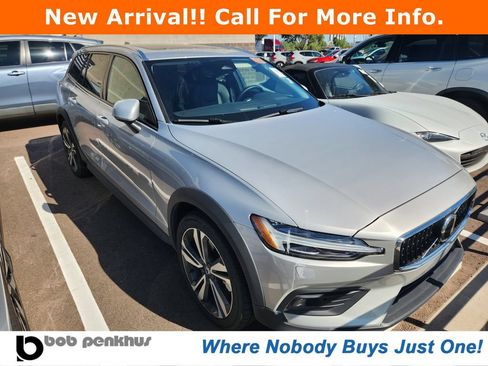 Used 2025 Volvo V60 B5 Cross Country Plus AWD/4WD image 1