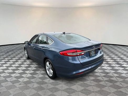 Used 2018 Ford Fusion SE w/ Fusion SE Technology Package FWD image 5