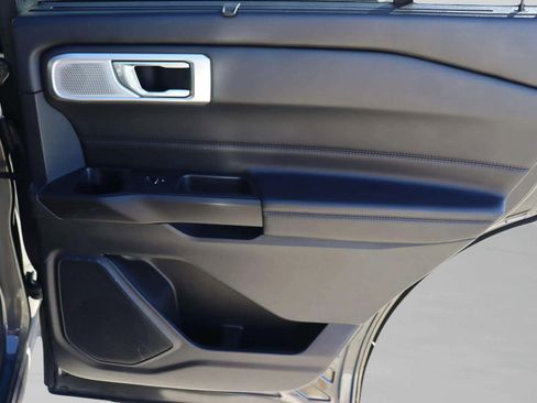 Used 2020 Ford Explorer Platinum w/ Premium Technology Package image 34