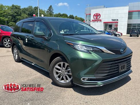 Used 2023 Toyota Sienna XLE w/ XLE Plus Package AWD/4WD image 1