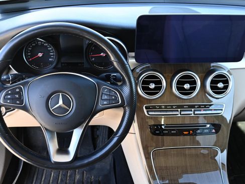 Used 2019 Mercedes-Benz GLC 300 4MATIC image 10