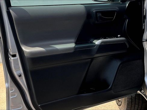 Used 2018 Toyota Tacoma SR5 RWD image 22