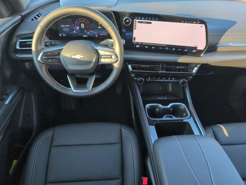 Used 2025 Chevrolet Traverse LT image 24