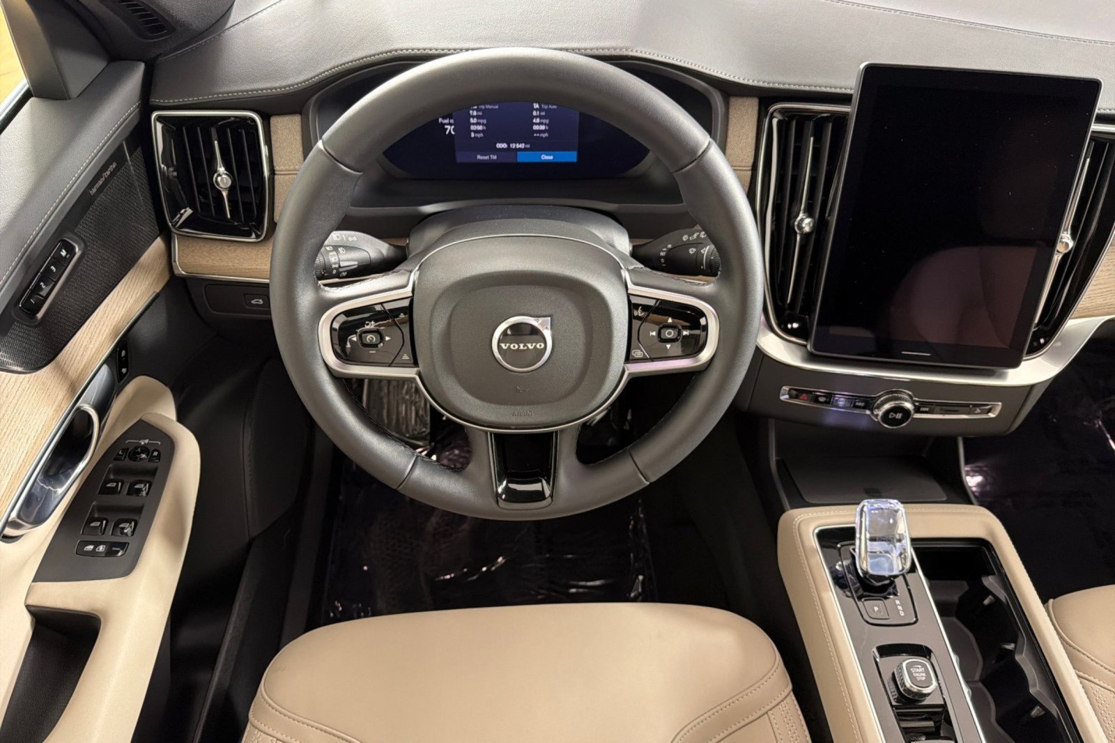 Used 2026 Volvo XC90 B6 Plus w/ Protection Package AWD/4WD image 13