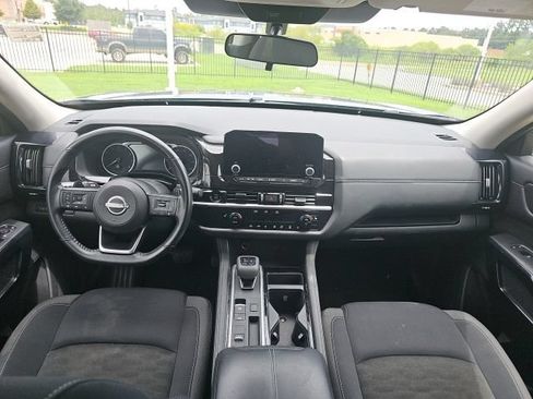 Used 2025 Nissan Pathfinder SV FWD image 27