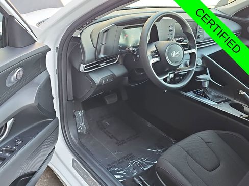 Used 2025 Hyundai Elantra SE image 10