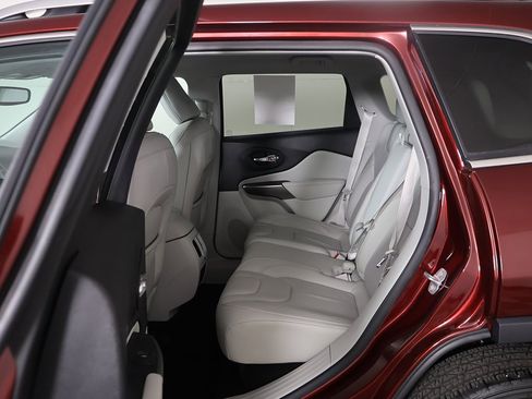 Used 2021 Jeep Cherokee Latitude Lux w/ Mopar Interior Package image 27