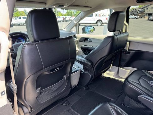 Used 2023 Chrysler Pacifica Touring-L FWD image 27