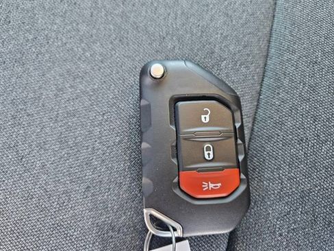 Used 2025 Jeep Gladiator Sport image 29