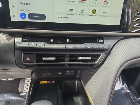 Used 2025 Toyota Camry SE w/ Multimedia Upgrade Package image 23