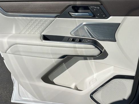 Used 2025 GMC Acadia Denali w/ Super Cruise Package image 24