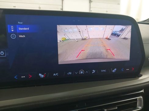 Used 2025 Chevrolet Traverse LT image 6