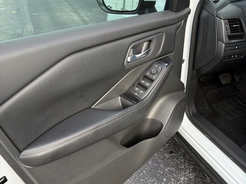 Used 2025 Nissan Rogue SV FWD image 14