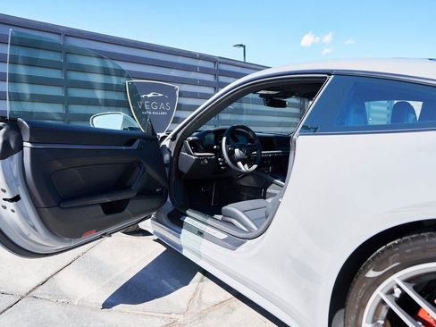 Used 2024 Porsche 911 Carrera 4S w/ Premium Package image 24