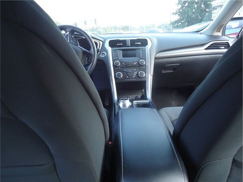 Used 2018 Ford Fusion SE FWD image 17