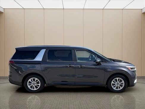 Used 2022 Kia Carnival LX FWD image 4