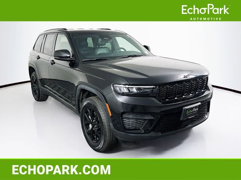 Used 2025 Jeep Grand Cherokee Altitude image 1