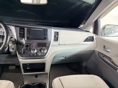 Used 2016 Toyota Sienna LE FWD image 28