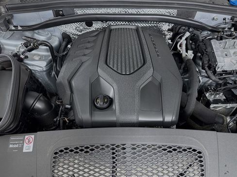 Certified 2025 Porsche Macan image 33