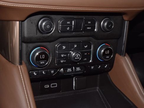 Used 2021 Chevrolet Tahoe High Country w/ Premium Package RWD image 32