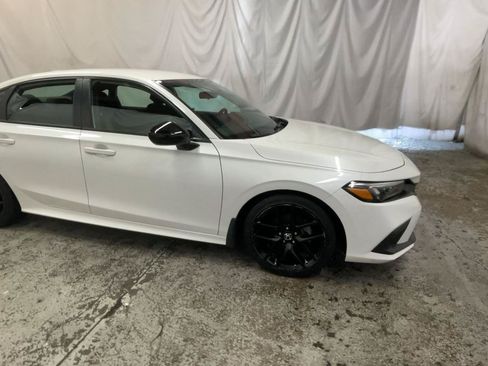 Used 2023 Honda Civic Sport image 3