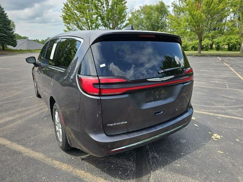 Used 2023 Chrysler Pacifica Touring-L FWD image 3