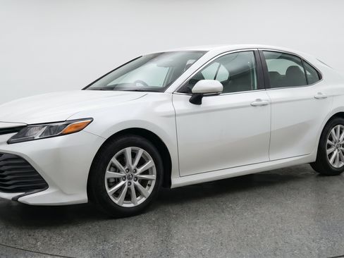 Used 2025 Toyota Camry LE FWD image 3