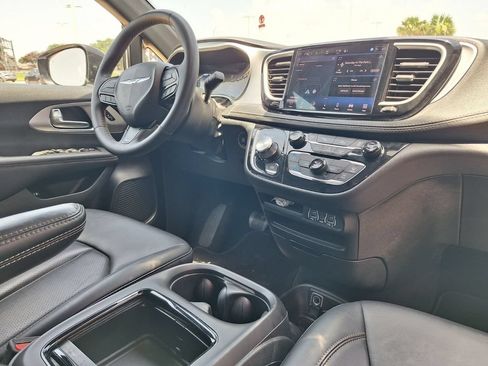 Used 2024 Chrysler Pacifica Limited FWD image 25
