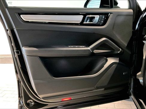 Used 2023 Porsche Cayenne Platinum Edition image 26