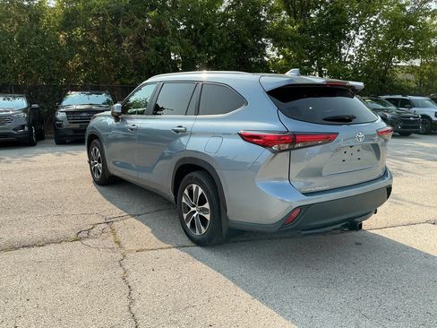 Used 2023 Toyota Highlander XLE FWD image 3